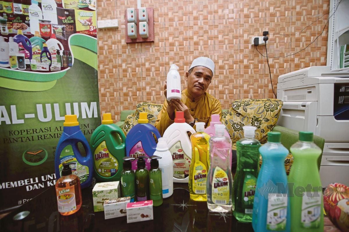 NORDIN bersama produk  Al-Ulum di Koperasi Al-Ulum di Kampung Tebuk Yan 2, Pantai Remis. 