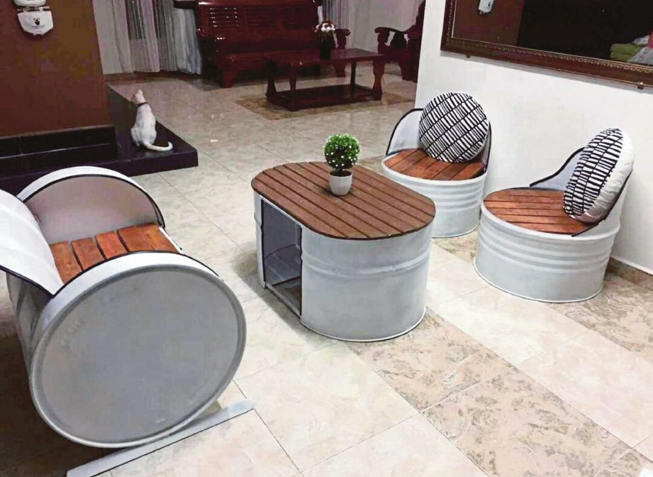  Set perabot ruang tamu yang dihasilkan daripada tong terpakai.