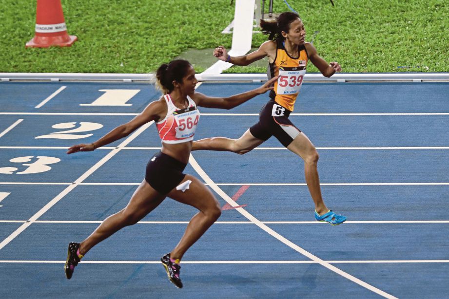  Zaidatul (kanan) ketika aksi 200m akhir wanita di Sukan SEA 2017.