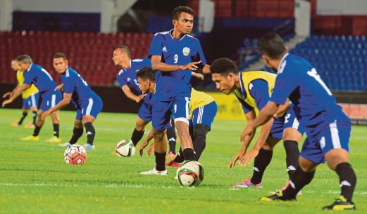 TIMOR Leste sesuaikan diri dengan keadaan  padang di Stadium Tan Sri Hassan Yunos Larkin, Johor Bahru.    