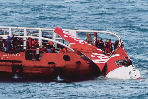 GAMBAR fail menunjukkan pasukan penyelamat menarik serpihan pesawat QZ8501 yang terhempas di Laut Jawa, Disember lalu.