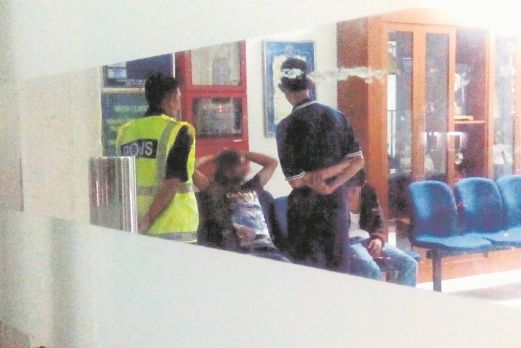 ANGGOTA polis menyoal siasat warga Nepal yang ditahan.