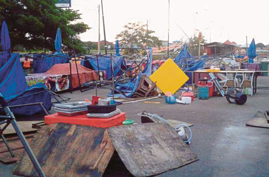 KEADAAN di tapak bazar Ramadan Tanjung Gemuk selepas kejadian ribut dan angin kencang, semalam.