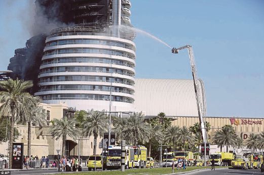 BOMBA berjaya memadamkan kebakaran, tetapi sebahagian daripada hotel 63 tingkat itu masih berasap hingga pagi semalam.   