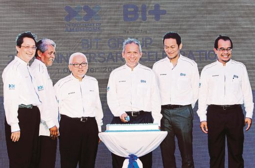  Hasbi   (tiga dari kanan) memotong kek pada sambutan ulang tahun ke-20 syarikat dan pembukaan rasmi bangunan baru BIT. Turut sama (dari kiri)  Youssof, Rahim,   Shukheri, Ketua Pegawai Operasi Kumpulan Bit Group Sdn Bhd, Hilmi Yaacob dan Abdul Aziz.  