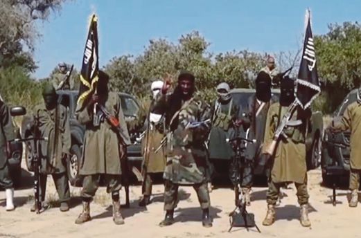 GAMBAR  dipetik dari klip video menunjukkan pemimpin Boko Haram Abubakar Shekau (tengah) berucap menafikan bersetuju mengadakan gencatan senjata.