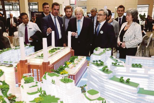 BORIS (tengah) melihat model projek Battersea Power Station sambil diperhatikan Liew (dua dari kanan).  