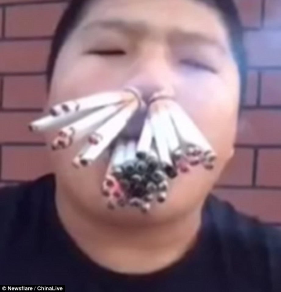 GAMBAR diambil dari rakaman video menunjukkan lelaki itu menyumbat rokok ke dalam mulut dan hidungnya sebelum mengunyah semuanya.