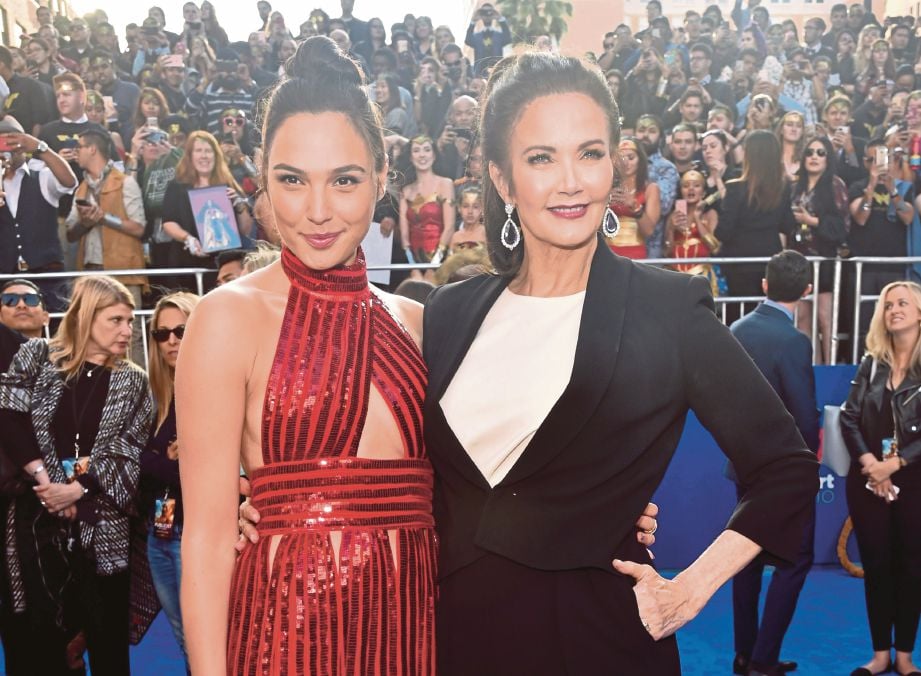 GAL (kiri) bersama pelakon asal Wonder Woman, Lynda Carter pada tayangan perdana filem itu di Hollywood, California, minggu lalu. - AFP 