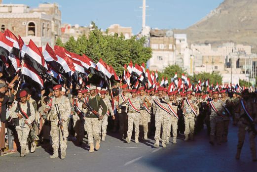 TENTERA yang setia kepada pemberontak Houthi berbaris dalam satu perhimpunan memperingati ulang tahun kemerdekaan Yaman Selatan dari penjajahan Britain di Sanaa, kelmarin.  