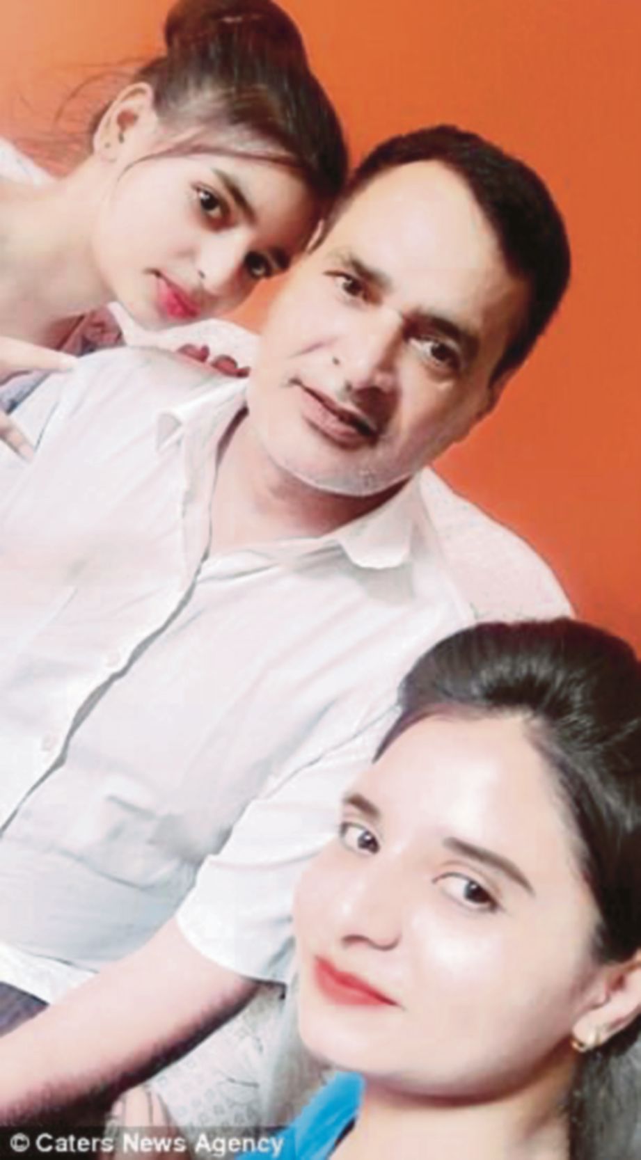MEHARBAAN Ali bersama dua anak perempuannya. - Caters News Agency