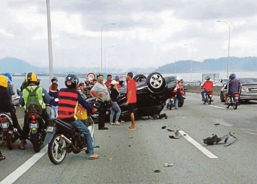 KERETA  dipandu  terbalik selepas terbabit dalam kemalangan di Kilometer 4.2 dari arah pulau menghala tanah besar Jambatan Pulau Pinang.