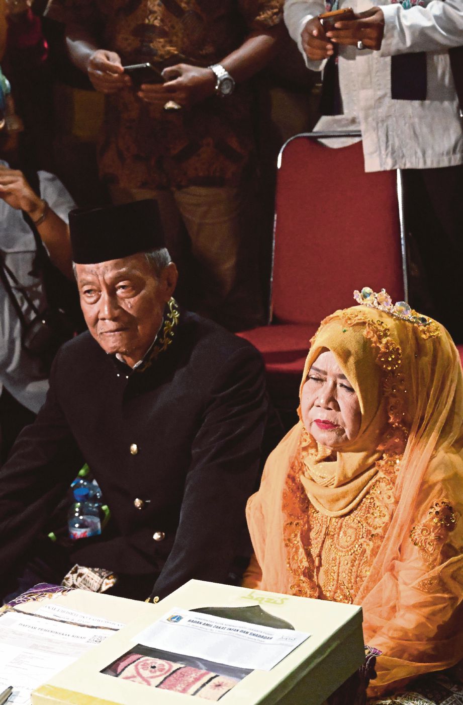 MARDIANTO, 76, dan Watinah, 65, antara pasangan paling tua. - AFP