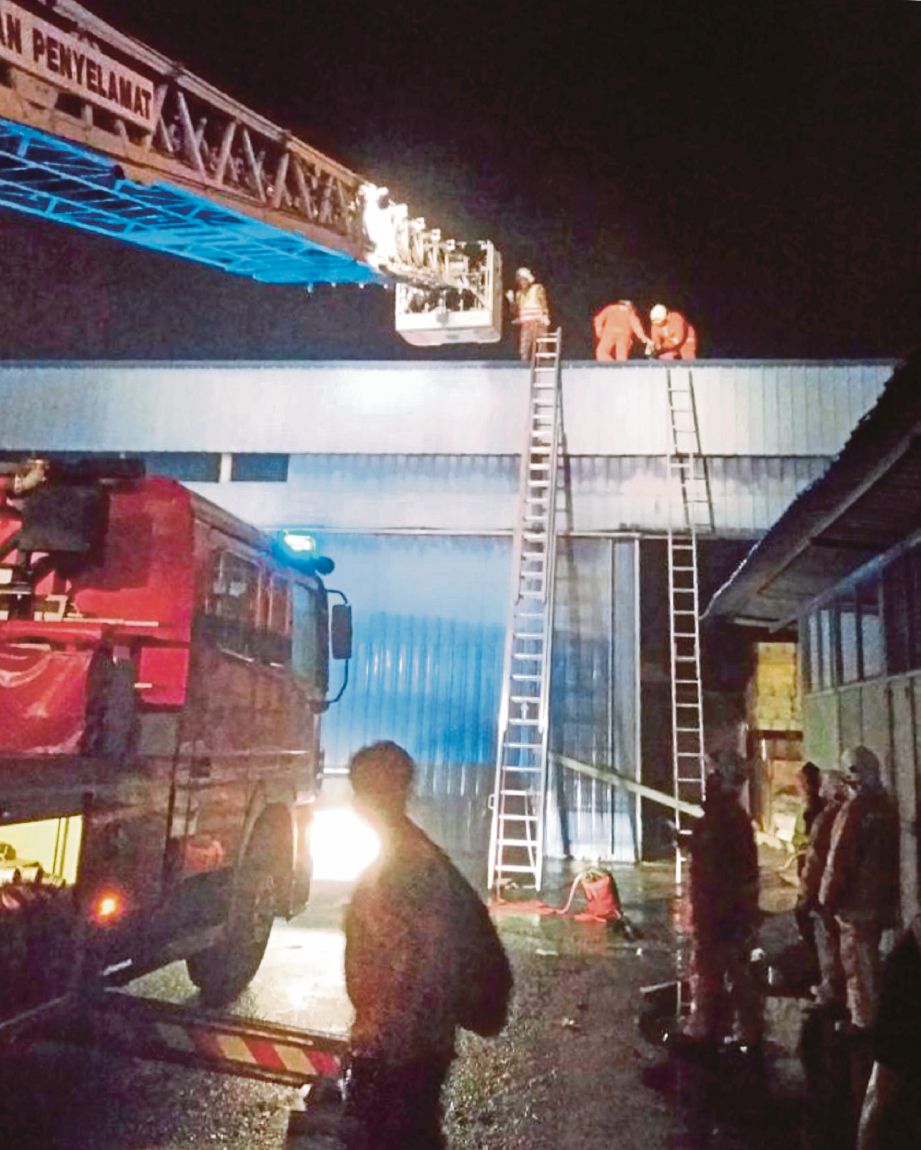 ANGGOTA bomba   menyelamatkan mangsa yang terperangkap dalam kebakaran di bahagian belakang sebuah kilang plastik di Pengkalan Chepa, semalam.