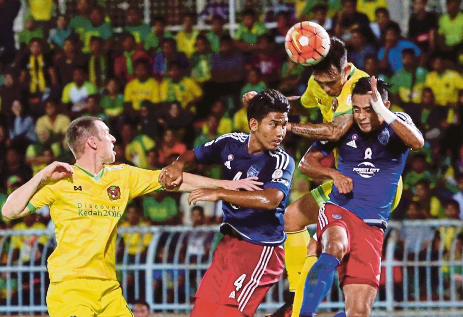 KEDAH (jersi kuning) dijinakkan Johor DT 5-0.