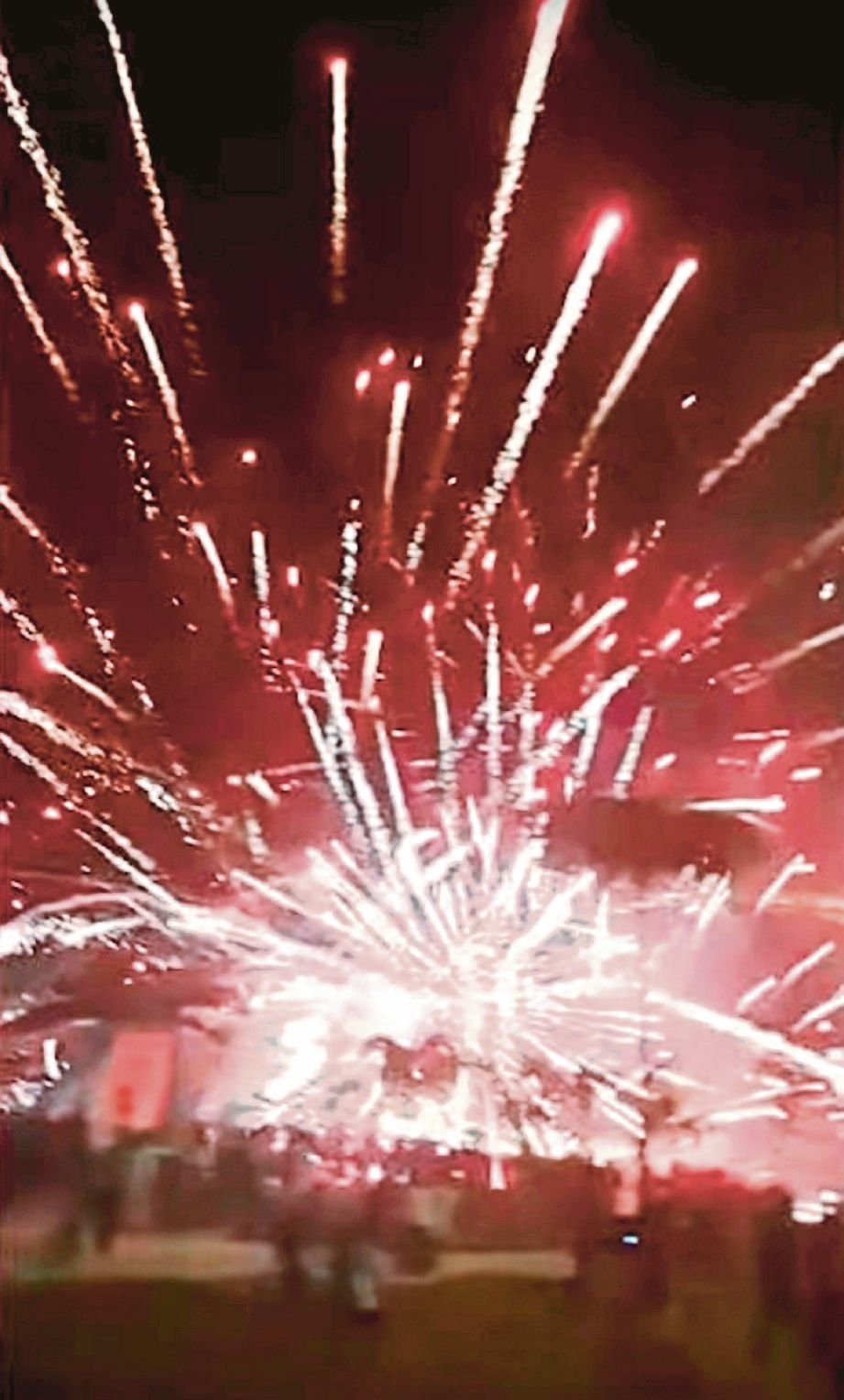 PERCIKAN bunga api yang menuju ke arah orang ramai ketika menyaksikan acara Fiesta GEGAR Klang 2016.
