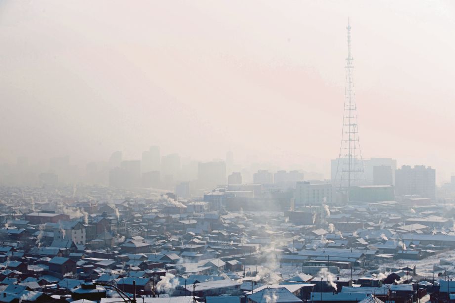 KEADAAN pencemaran udara di Ulaanbaatar yang berpunca daripada penggunaan ketuhar arang batu, asap kenderaan dan janakuasa elektrik. - AFP