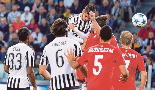 MORATA (atas) menanduk masuk gol pertama Juventus.