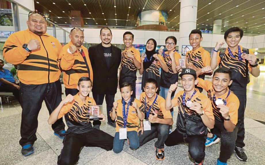 ATLET  negara yang beraksi di Kejohanan Muay Thai Remaja Dunia tiba di KLIA semalam. 