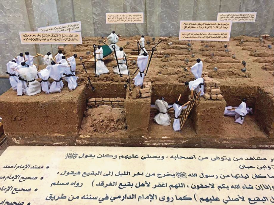 GAMBARAN proses pengebumian dilakukan di Perkuburan Baqi’ Madinah.