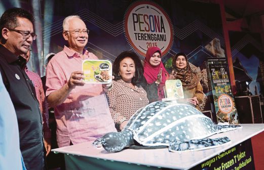 NAJIB bersama Rosmah dalam Program Pesona Terengganu di Dataran DBKL, Kuala Lumpur sambil diperhatikan Ahmad Razif. 