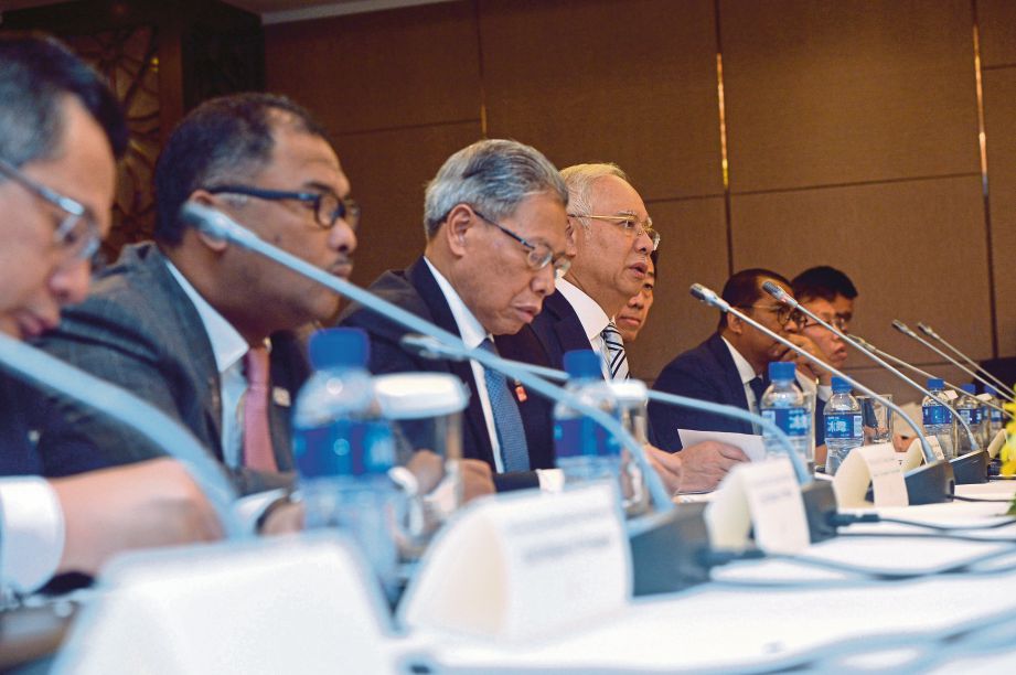  Najib menyampaikan  ucapannya ketika rundingan meja bulat di  China World Hotel, semalam.