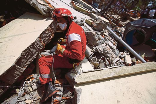 PASUKAN penyelamat Perancis menyelitkan kamera dalam runtuhan ketika usaha mencari mangsa gempa.
