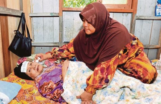  Fatimah terlantar akibat angin ahmar ditemani  Jamilah di Kampung Apa-Apa, Pasir Mas.