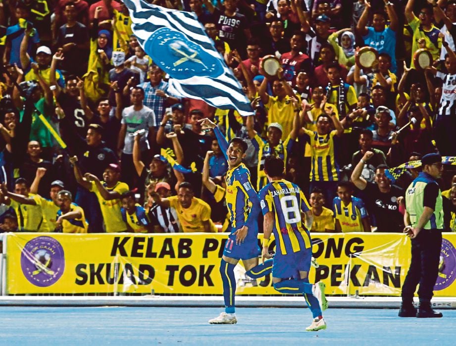   SYAMIM  (kiri) meraikan gol bersama penyokong  dalam aksi  suku akhir pertama  Piala FA di Stadium Darul Makmur malam tadi.  