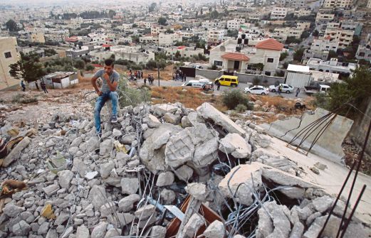 SEORANG penduduk Palestin duduk di atas runtuhan rumah yang dimusnahkan tentera Israel di Jenin, semalam.