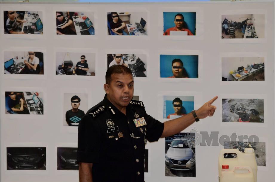 AYOB Khan menunjukkan gambar suspek dipercayai along yang ditahan dalam beberapa serbuan di sekitar Johor Bahru pada sidang media di Ibu Pejabat Polis Kontinjen Johor, semalam.