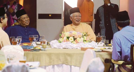 NAJIB   bersama  Timbalan Perdana Menteri Tan Sri Muhyiddin Yassin pada majlis berbuka puasa  di Sri Satria, Putrajaya, malam tadi.