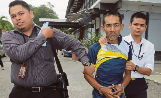 ABD Rahman diiringi keluar dari Mahkamah Sesyen Kota Bharu, semalam.