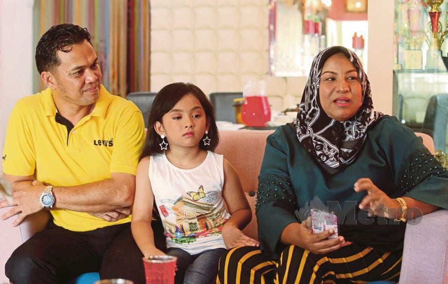  JASMIN  dan Bunohajar  bersama anak mereka, Qaseh Nurdania ketika ditemui di Kuala Muda, Penaga, Kepala Batas, semalam. 