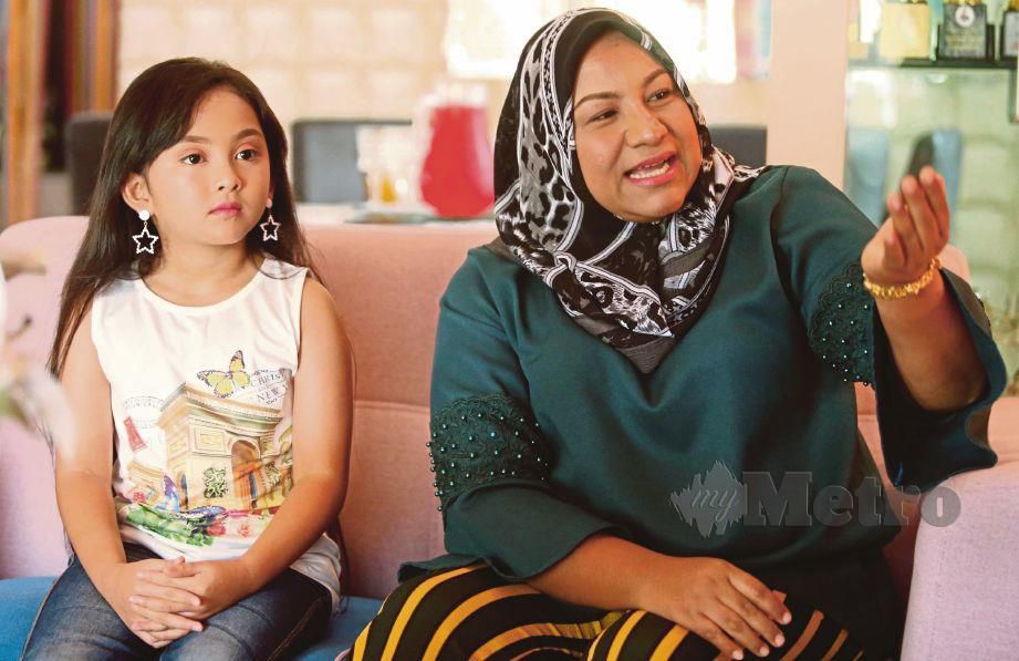 QASEH Nurdania  suka melaram  depan cermin dengan mengenakan solekan pada wajah sejak berusia empat  tahun.