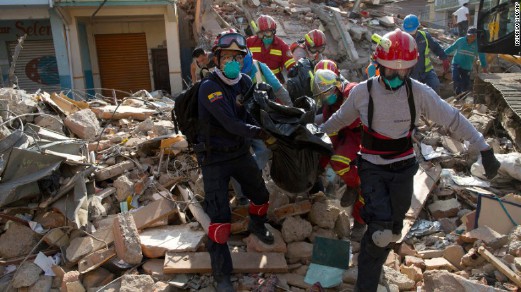 GAMBAR fail, seorang mangsa di bawa keluar dari runtuhan sebuah bangunan pada 18 April lalu selepas gempa bumi melanda Ecuador.