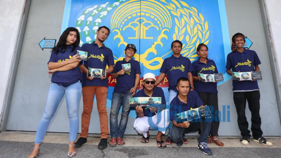 ANGGOTA kumpulan Antrabez menunjukkan album pertama mereka yang berjudul ‘  Saatnya Berubah.’ - Tribun Bali
