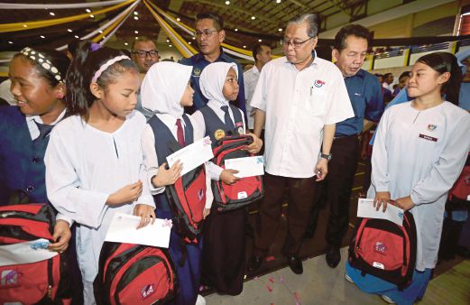 ISMAIL Sabri  (tiga  dari kanan) beramah mesra dengan  pelajar yang menerima peralatan dan beg sekolah pada Majlis Pelancaran Program Tuisyen Rakyat@KKLW di Dewan Jubli Perak, Kuala Kangsar.
