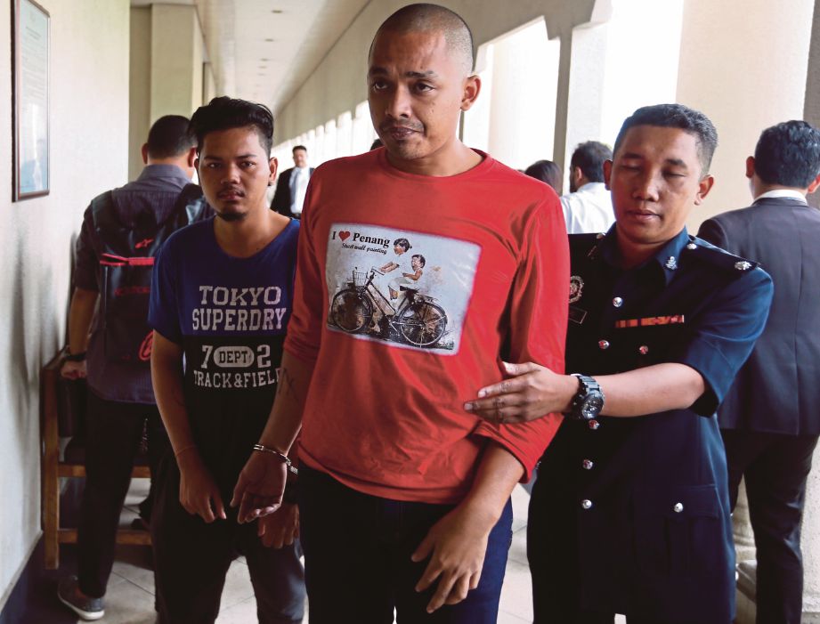  MOHAMAD  Faisal  (tengah)  dibawa ke Mahkamah  Majistret Kuala Lumpur, semalam