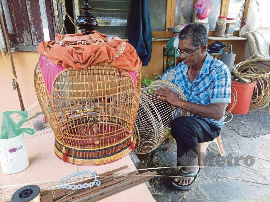 ROSLI  tekun menyiapkan sangkar burung yang ditempah pelanggan. FOTO Baharom Bakar 