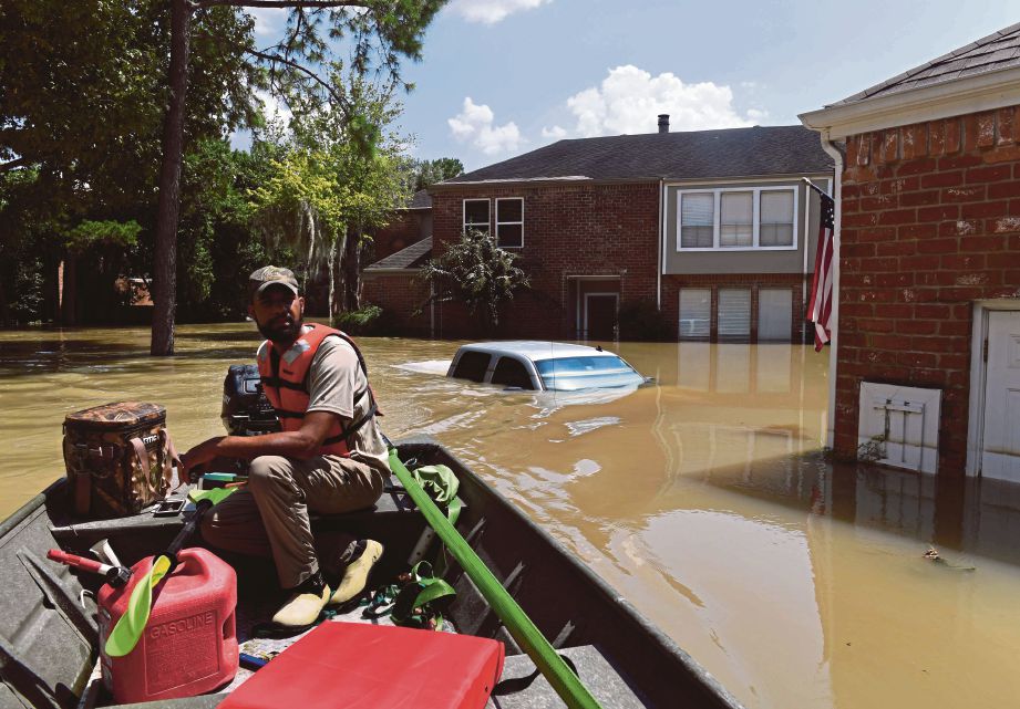 SUKARELAWAN mencari mangsa banjir di Houston, Texas. - AFP  