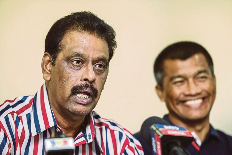 SIVASUNDARAM (kiri) pada sidang media selepas mesyuarat jawatankuasa pengadil FAM di Klang, semalam. 