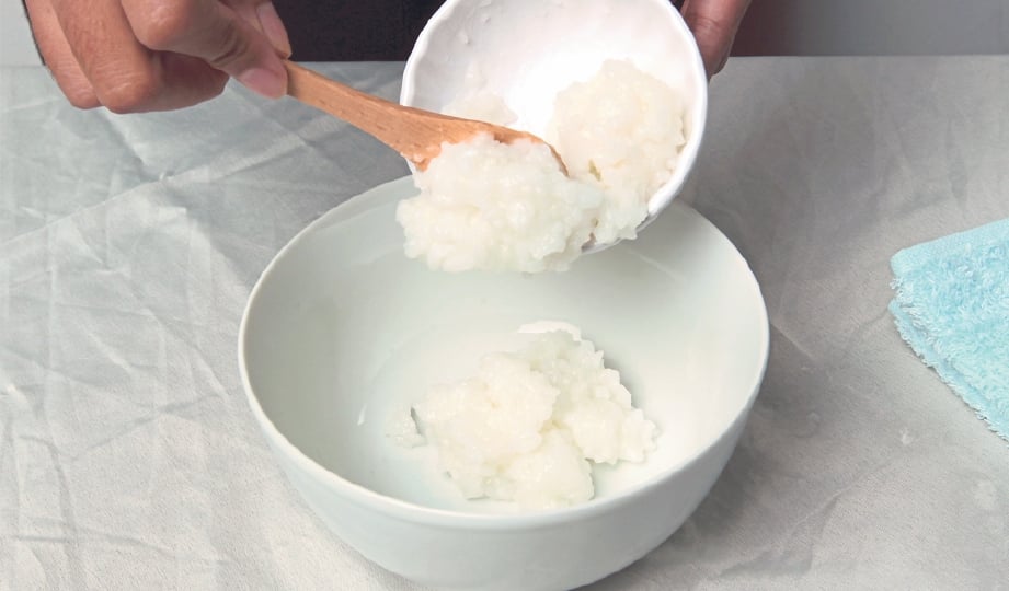 PUPUR nasi untuk menegangkan kulit.