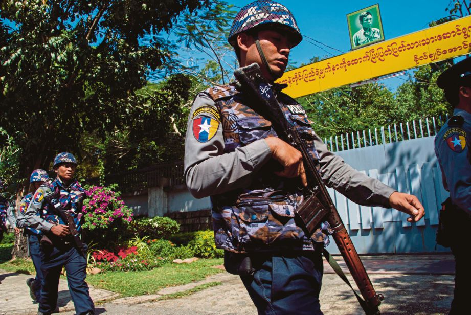 POLIS mengawal pintu masuk ke kediaman Suu Kyi yang dibom semalam. - AFP  