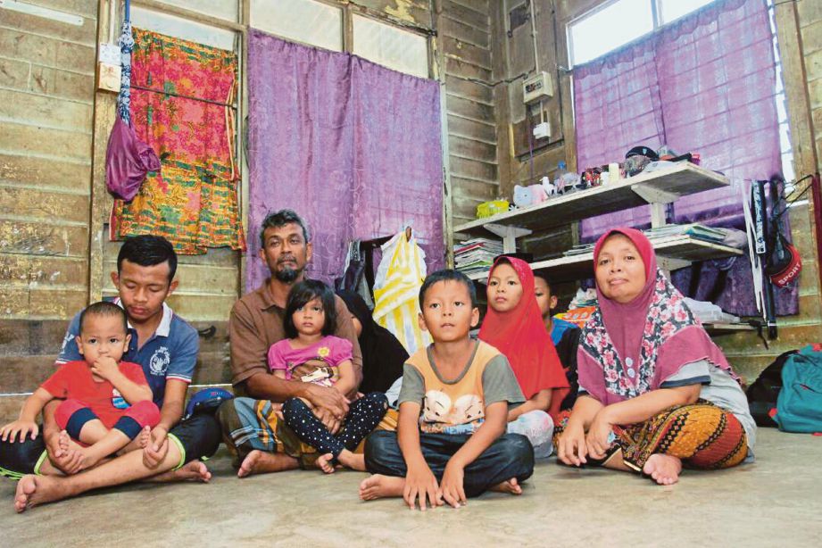 HASRIN dan Habibah bersama lapan anaknya ketika ditemui di rumahnya di Kampung Kubang Bembam, Pasir Mas.