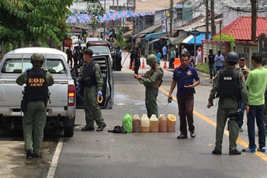 PASUKAN pemusnah bom Thai memeriksa pikap yang berisi bahan letupan. 