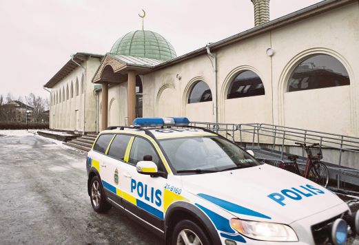  polis meronda masjid di bandar Uppsala selepas ia menjadi sasaran serangan bom  molotov. 