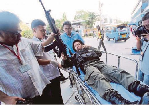 ASKAR Thai yang cedera akibat serangan bom semalam dibawa ke hospital Yala untuk rawatan lanjut.