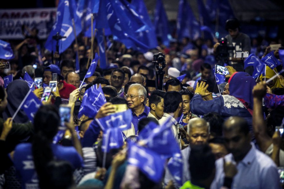 PERDANA Menteri, Datuk Seri Najib Razak (tengah) tiba pada majlis ramah Mesra Bersam Rakyat di PPR Gombak Setia, Wangsa Maju. - Foto Osman Adnan