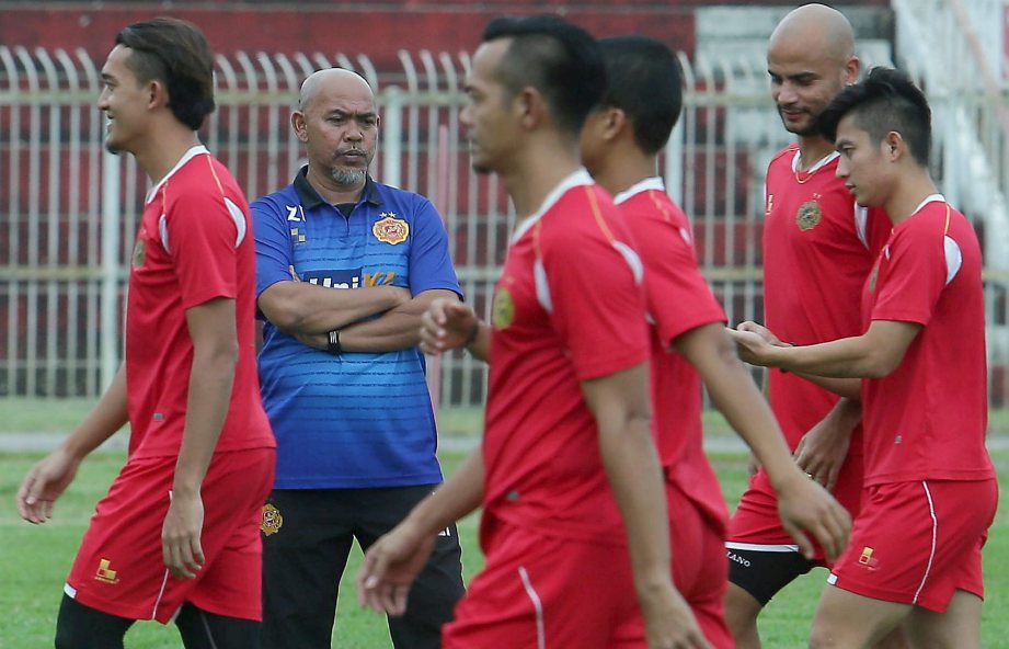 ZAHASMI (dua dari kiri) lega selepas kontraknya bersama Kelantan tamat hari ini.  